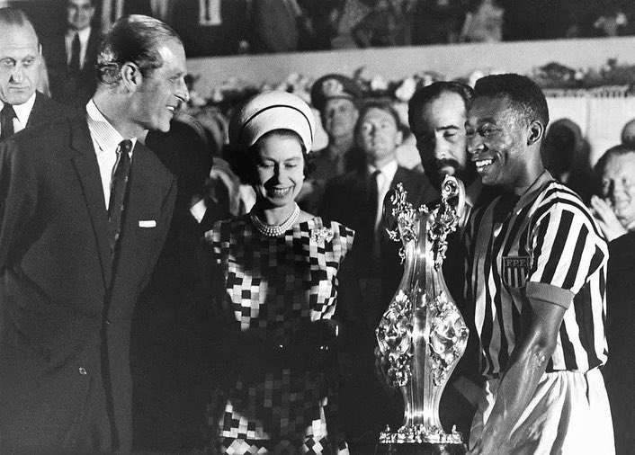 La reina Isabel II y Pelé se conocieron en un partido de fútbol en 1968, en el estadio Maracaná.