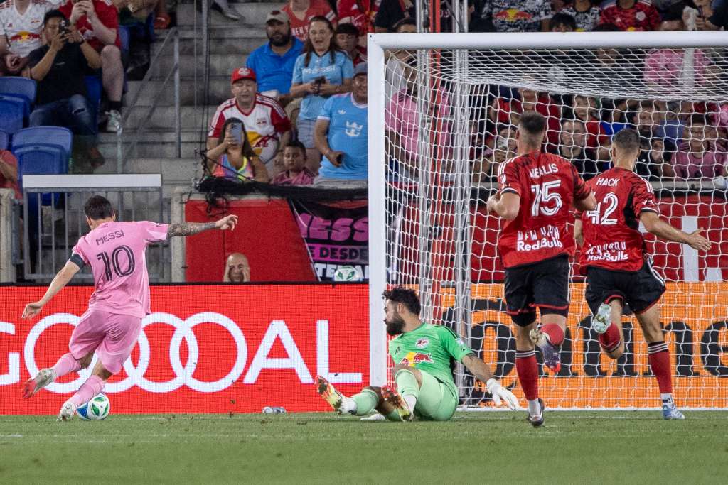 AME3997. NUEVA JERSEY (ESTADOS UNIDOS), 19/07/2025.- Lionel Messi del Inter Miami controla el balón este sábado, en un partido de la Major League Soccer entre New York Red Bulls e Inter Miami CF en el estadio Red Bull Arena de New Jersey (EE.UU.). EFE/ Angel Colmenares
