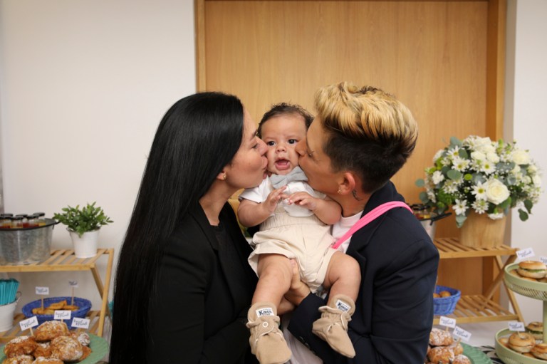 Kelly Barrios y Camila Chaín con su hijo Tobías