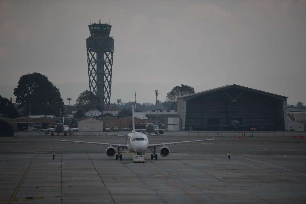 Vuelos internacionales cerrados causada por la pandemia del Covid-19, el aeropuerto instaló varias camas para los pasajeros que están varados en esta terminal aérea.
