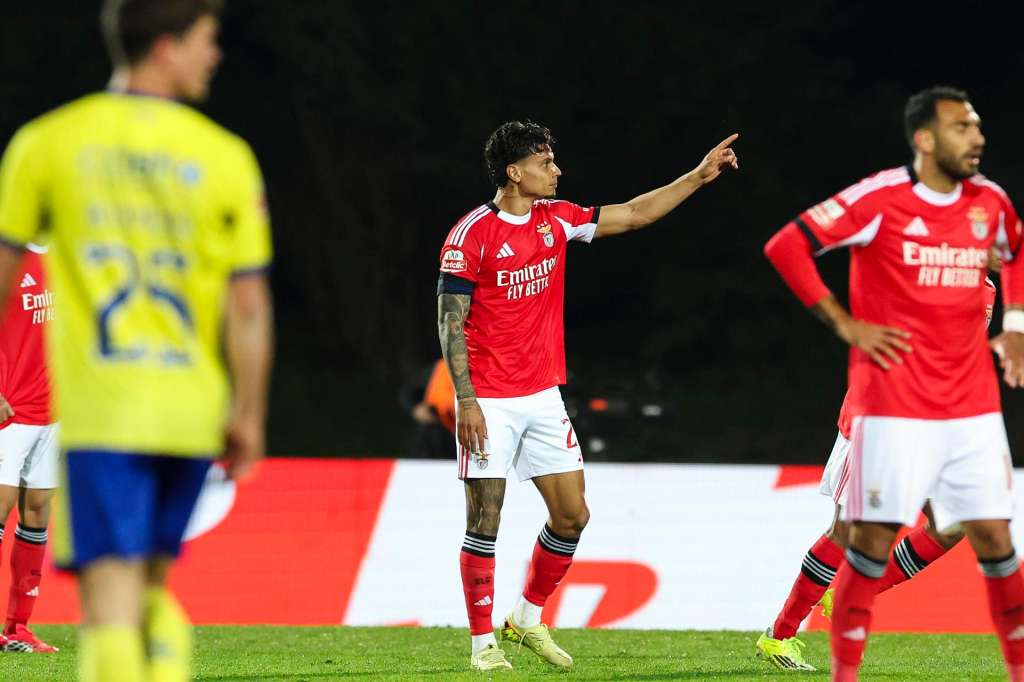 Arouca (Portugal), 14/03/2026.- Benfica's Richard Rios (C) celebrates scoring the 1-1 goal during the Portuguese First League soccer match between Arouca and Benfica, in Arouca, Portugal, 14 March 2026. EFE/EPA/PAULO NOVAIS