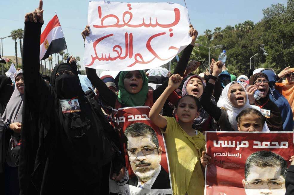 Simpatizantes del presidente depuesto Mohamed Mursi protestan junto a la universidad de El Cairo. / EFE