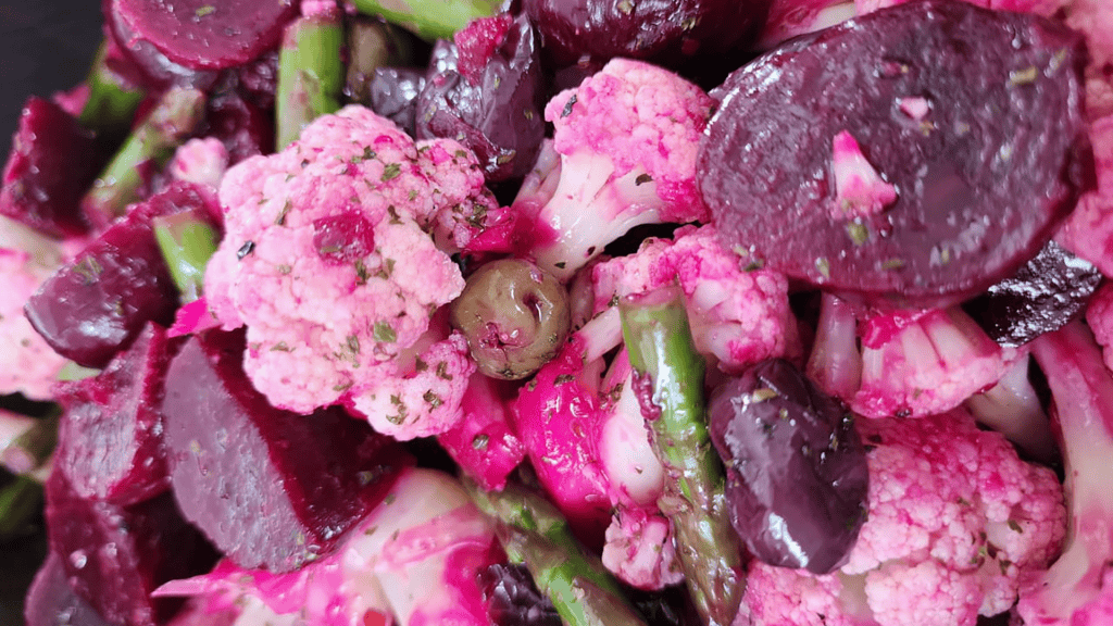 Ensalada de remolacha, coliflor y espárragos
