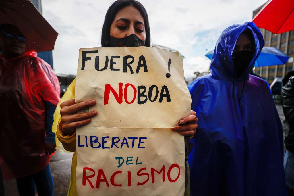AME3860. QUITO (ECUADOR), 30/09/2025.- Personas se manifiestan contra el presidente de Ecuador, Daniel Noboa, por el alza del diésel y en apoyo a los manifestantes indígenas de la provincia de Imbabura, este martes en Quito (Ecuador). EFE/ José Jácome