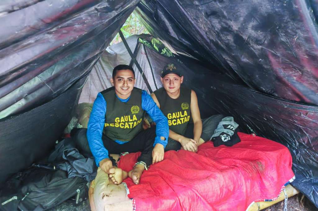 FOTODELDÍA - AME4928. CAUCA (COLOMBIA), 02/12/2025.- Fotografía cedida por la Policía Nacional de Colombia que muestra a Miguel Ayala (d), hijo del cantante de música popular Giovanny Ayala junto a su mánager, Nicolás Pantoja (i) en su lugar de cautiverio en zona rural del departamento del Cauca (Colombia). La Policía colombiana rescató este martes en el Cauca a Miguel Ayala, hijo del cantante de música popular Giovanny Ayala, quien fue secuestrado hace once días mientras se movilizaba en un vehículo por la carretera Panamericana, en ese convulso departamento del suroeste del país. EFE/Policía Nacional de Colombia /SOLO USO EDITORIAL/ NO VENTAS/ SOLO DISPONIBLE PARA ILUSTRAR LA NOTICIA QUE ACOMPAÑA (CRÉDITO OBLIGATORIO)