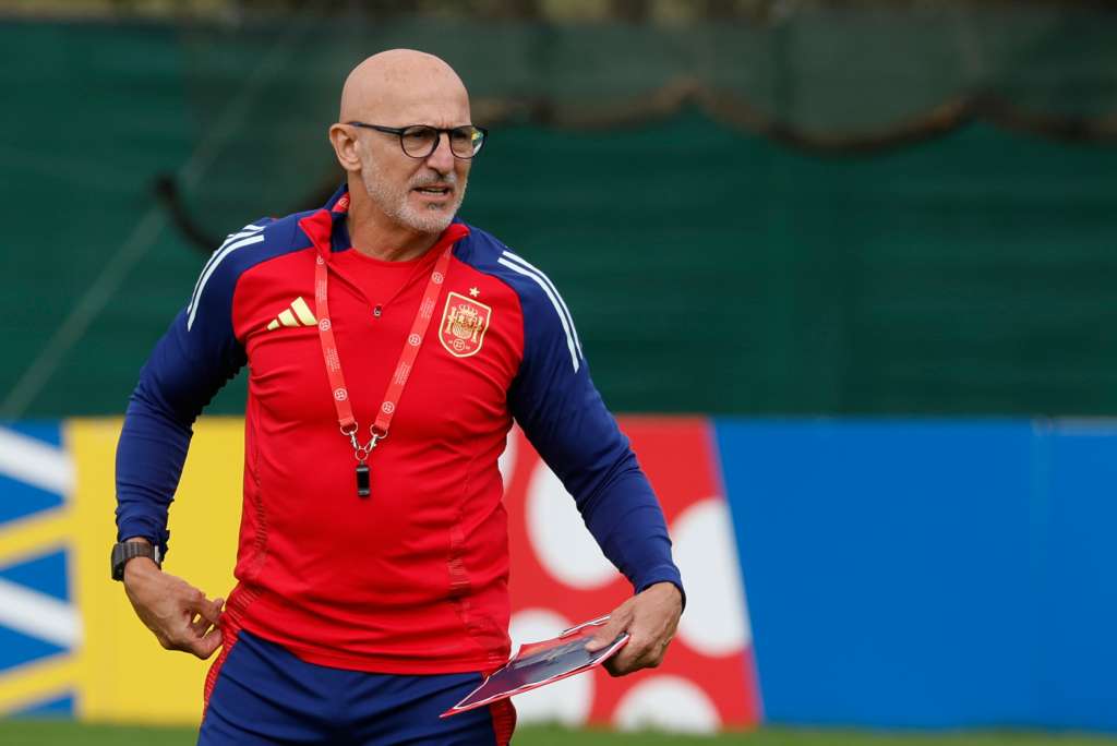 DONAUESCHINGEN (ALEMANIA), 13/07/2024.- El seleccionador español, Luis de la Fuente, durante el entrenamiento realizado este sábado en su cuartel general de Donaueschingen, donde el combinado prepara el partido de la final de la Eurocopa 2024 que disputarán ante la selección de Inglaterra el próximo domingo en el Olympiastadion de Berlín. EFE/J.J. Guillén