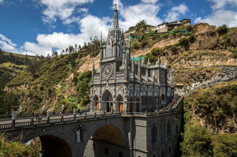 Es un templo y basílica para la veneración de Nuestra Señora de Las Lajas. El edificio principal mide 27,50 metros, la altura hasta la torre es de 100 metros y el puente mide 50 metros de alto por 17 metros de ancho y 20 de largo. Está ubicado en Ipiales, Nariño y es un destino turístico desde el siglo XVIII.