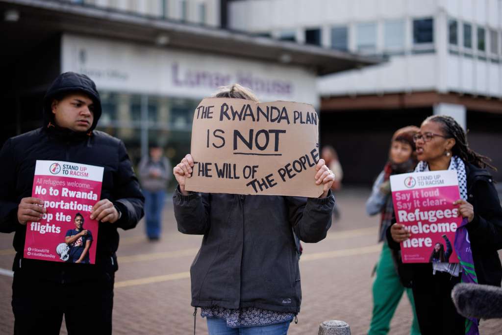 London (United Kingdom), 29/04/2024.- Campaigners protest against the British government's Rwanda deportation scheme outside a Home Office immigration reporting center in Croydon, south London, Britain, 29 April 2024. The UK Home Office is reported to be starting to detain asylum seekers across the UK in preparation for their deportation to Rwanda in the following weeks. (Protestas, Ruanda, Reino Unido, Londres) EFE/EPA/TOLGA AKMEN