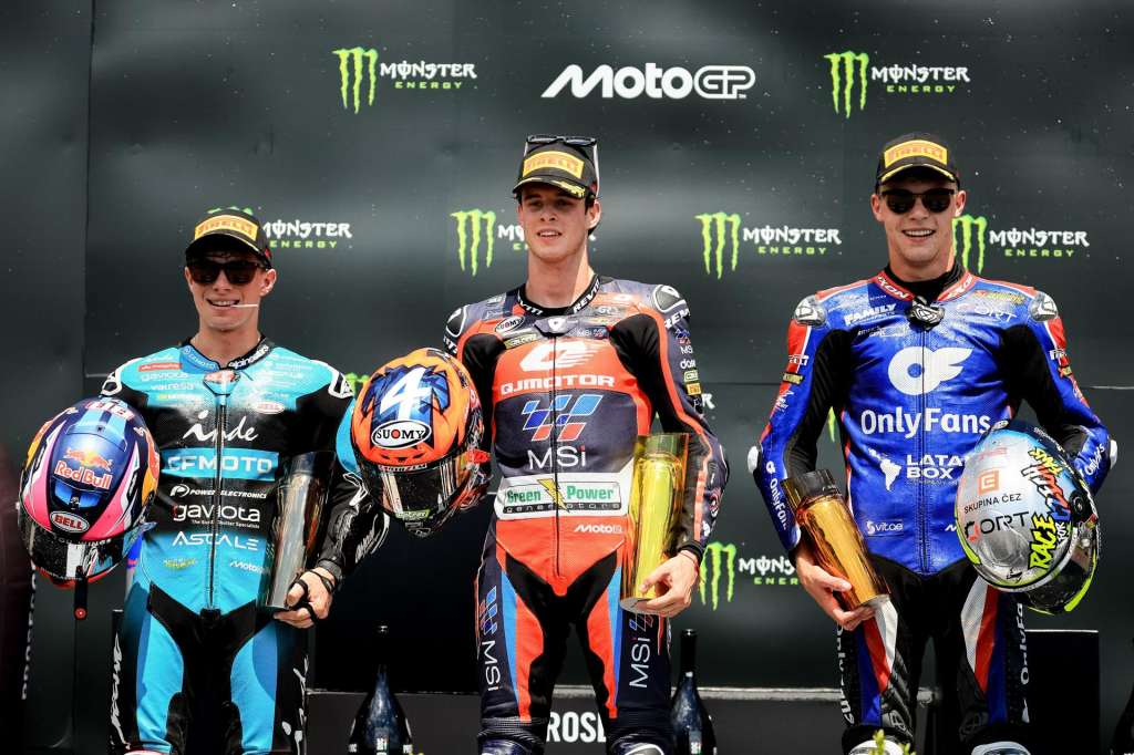 BRNO (Czech Republic), 21/06/2026.- (L-R) Second placed Colombian Moto2 rider David Alonso of CFMOTO Inde Aspar Team, winner Spanish Moto2 rider Ivan Ortola of QJMOTOR-Exocom-MSI and third placed Czech Moto2 rider Filip Salac of Only Fans American Racing Team pose on podium after race at the Masaryk Circuit in Brno, Czech Republic, 21 June 2026. (Motociclismo, República Checa) EFE/EPA/MARTIN DIVISEK