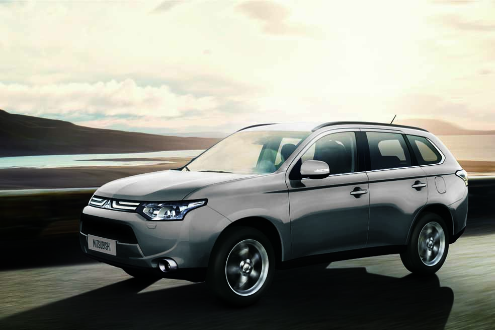 El Outlander presenta un diseño aerodinámico y cuenta con tres filas de asientos en el interior.