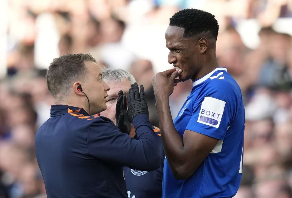 Liverpool (United Kingdom), 06/08/2022.- Everton's Yerry Mina (R) receives medical assistance during the English Premier League soccer match between Everton FC and Chelsea FC in Liverpool, Britain, 06 August 2022. (Reino Unido) EFE/EPA/Andrew Yates EDITORIAL USE ONLY. No use with unauthorized audio, video, data, fixture lists, club/league logos or 'live' services. Online in-match use limited to 120 images, no video emulation. No use in betting, games or single club/league/player publications
