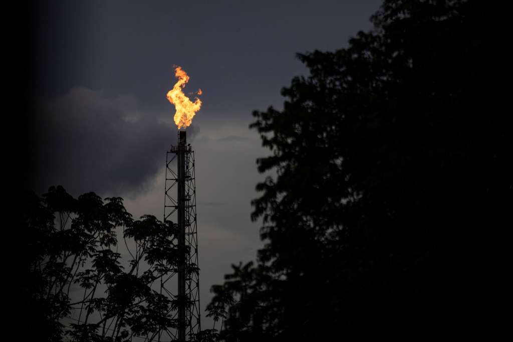 AME634. COARI (BRASIL), 26/04/2024.- Fotografía de una torre de flare en el distrito petrolero de Urucú, el 23 de abril de 2024 en el municipio de Coari, estado de Amazonas (Brasil). Urucú, el enorme campo petrolero incrustado en una de las regiones más preservadas de la Amazonía y que abastece con gas de cocina a la mitad del territorio brasileño, es uno de los orgullos de Petrobras, que asegura que es posible la explotación de hidrocarburos en la mayor selva tropical del mundo de forma sostenible. EFE/ Isaac Fontana
