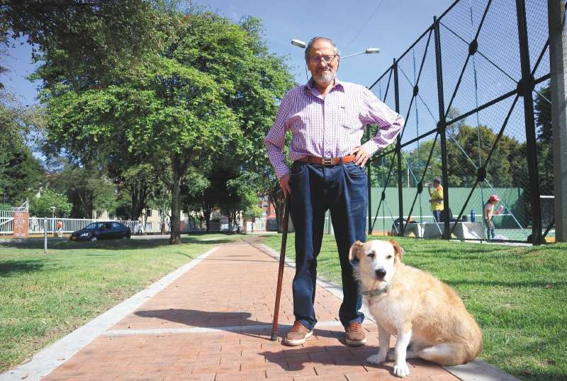 Pedro Salazar y su perro criollo, Tomy, son inseparables: juegan, caminan y toman el sol siempre juntos. Él asegura que su animal de compañía fue fundamental en su recuperación.