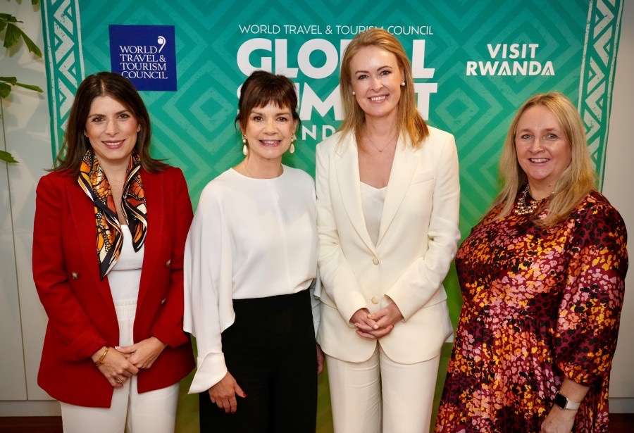 Virginia Messina, VP Senior del WTTC; Julia Simpson, presidenta y CEO del WTTC; y autoridades del Tourism Western Australia.
