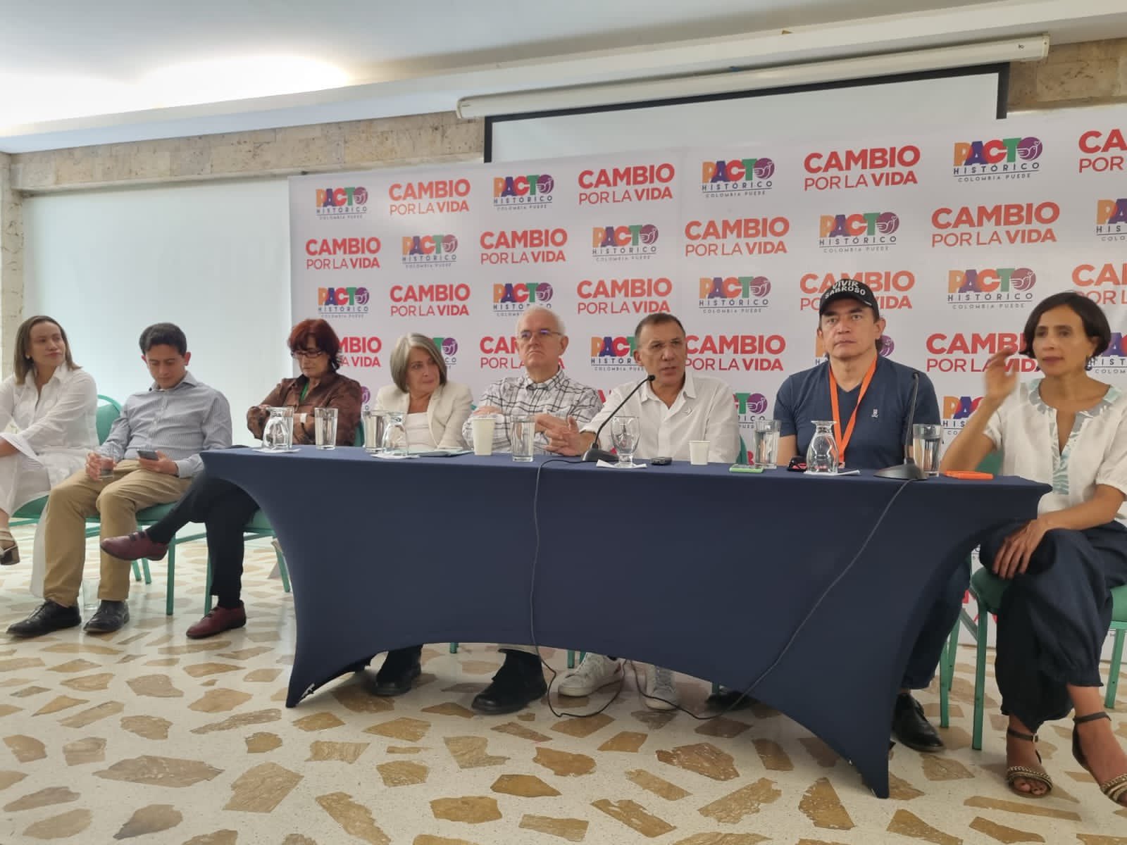Al encuentro asistieron además algunos de los ministros que han sido designados por el presidente electo, Gustavo Petro.