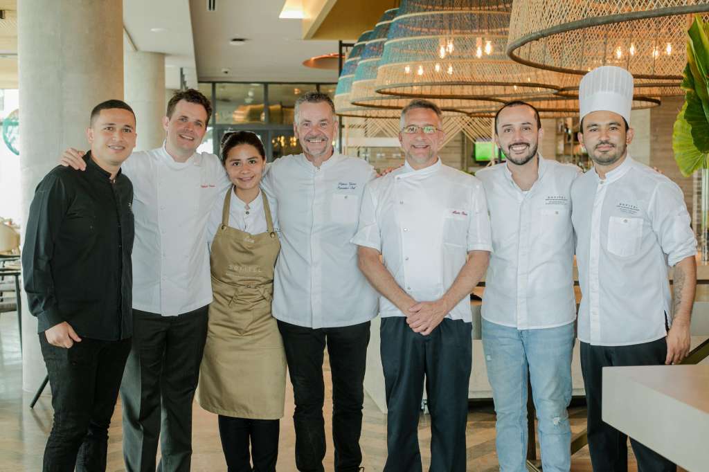 Equipo de cena 'Bajo las estrellas' en Sofitel Barú Calablanca.