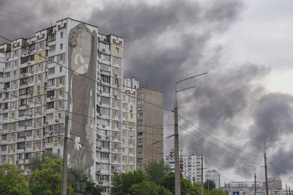 Kyiv (Ukraine), 05/06/2022.- Smoke rises from a residential area in Kyiv (Kiev), Ukraine, 05 June 2022, amid the Russian invasion of the country. Kyiv Mayor Klitschko on 05 June announced on social media that several explosions occurred following missile strikes in the Darnytskyi and Dniprovskyi districts of the capital with no casualties reported and only one injured who was taken to hospital. (Rusia, Ucrania) EFE/EPA/OLEG PETRASYUK