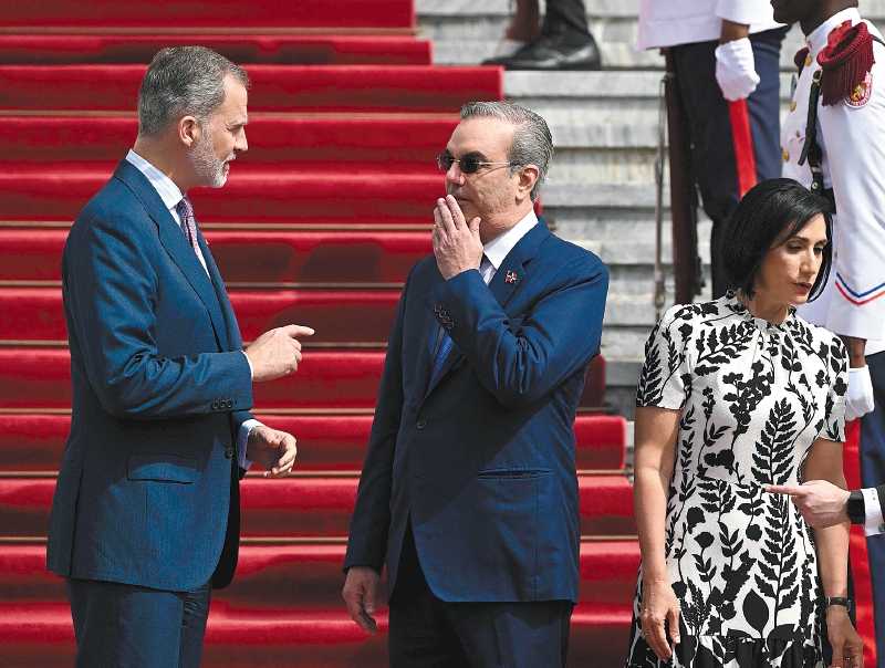 En Santo Domingo, el rey Felipe VI de España conversó con el presidente dominicano, Luis Abinader.