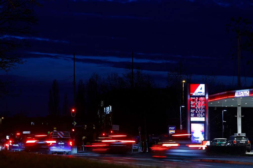 Munich (Germany), 10/03/2026.- A display shows fuel prices at a petrol station in Munich, Germany, 10 March 2026. Fuel prices have risen since the start of US and Israeli military strikes on Iran and retaliatory attacks by Iran. (Alemania) EFE/EPA/ANNA SZILAGYI
