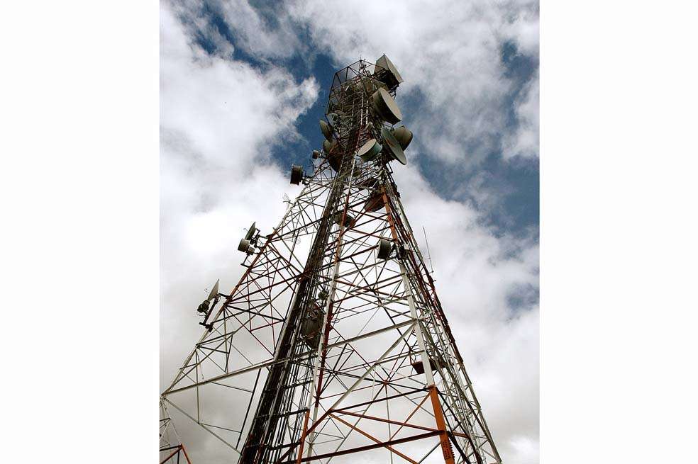 Las concesiones de 2G de Claro y Movistar en Colombia vencen el 31 de marzo. La Corte Constitucional no ha publicado la sentencia sobre su renovación. / Archivo