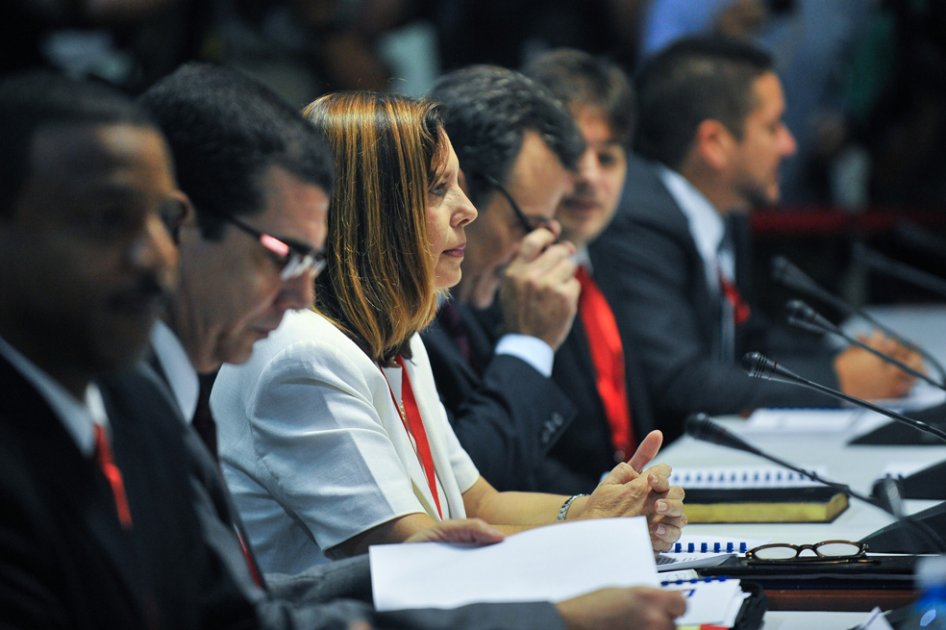 a directora de Estados Unidos de la Cancillería cubana, Josefina Vidal, junto a sus pares de EE.UU. y Cuba / AFP