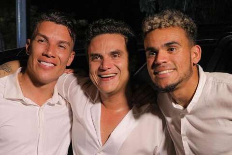 BODA: Silvestre Dangond cantó para Matheus Uribe, Luis Díaz y sus esposas.