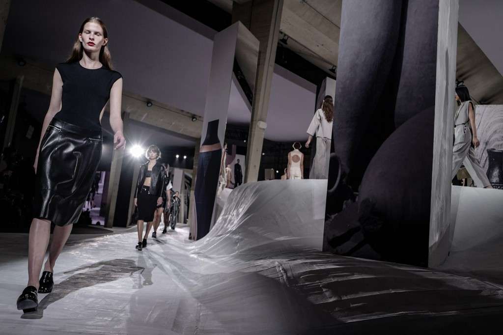 Modelos en la pasarela de Hermes en el Paris Fashion Week