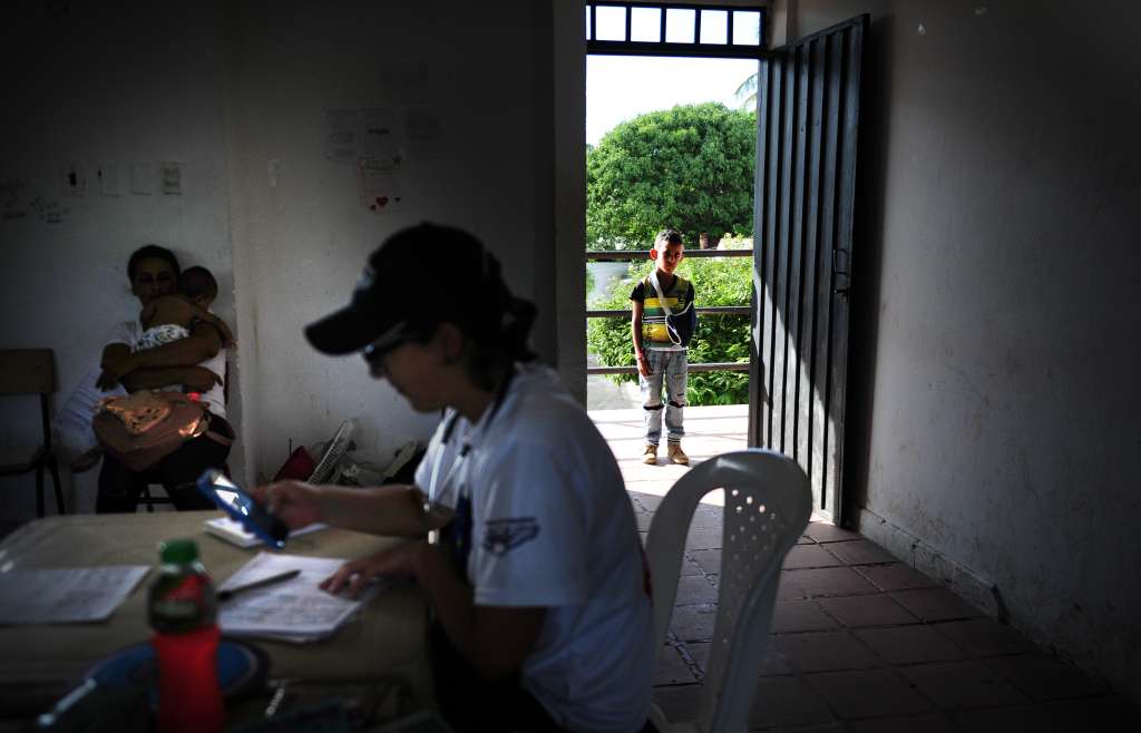 Un niño, inmigrante venezolano, espera para ser atendido por médicos de la patrulla aérea en Arauca.