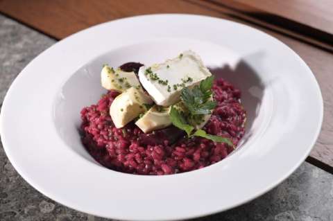 Paso a paso para preparar risotto de remolacha y corazones de alcachofa