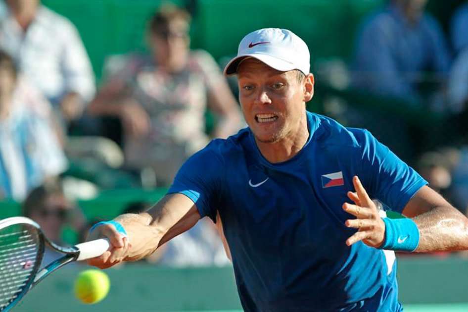 El checo Tomas Berdych devuelve la pelota ante el argentino Juan Mónaco. / EFE