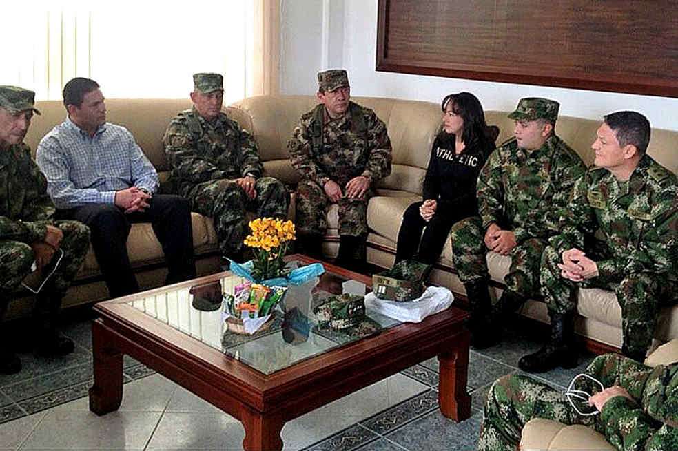 El ministro de Defensa, Juan Carlos Pinzón, altos mandos militares y los liberados se reunieron en Rionegro (Antioquia) luego de la entrega. / Mindefensa-Mauricio Orjuela