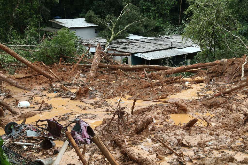 AME6320. SAO SEBASTIAO (BRASIL), 20/02/2023.- Fotografía de una zona afectada por las fuertes lluvias hoy, en el distrito de Juquehy, en la ciudad de Sao Sebastiao, en el litoral del estado de Sao Paulo (Brasil). Las autoridades brasileñas continúan este lunes las labores de búsqueda de al menos 40 personas tras el fuerte temporal de lluvias que azotó el litoral del estado de Sao Paulo el fin de semana y que deja hasta el momento 36 fallecidos. Más de 500 personas, entre policías, bomberos y miembros de las Fuerzas Armadas, están participando en el rescate e identificación de las víctimas de las intensas precipitaciones que han causado numerosos destrozos y 1.717 evacuados en varias localidades de la región. EFE/ Sebastião Moreira