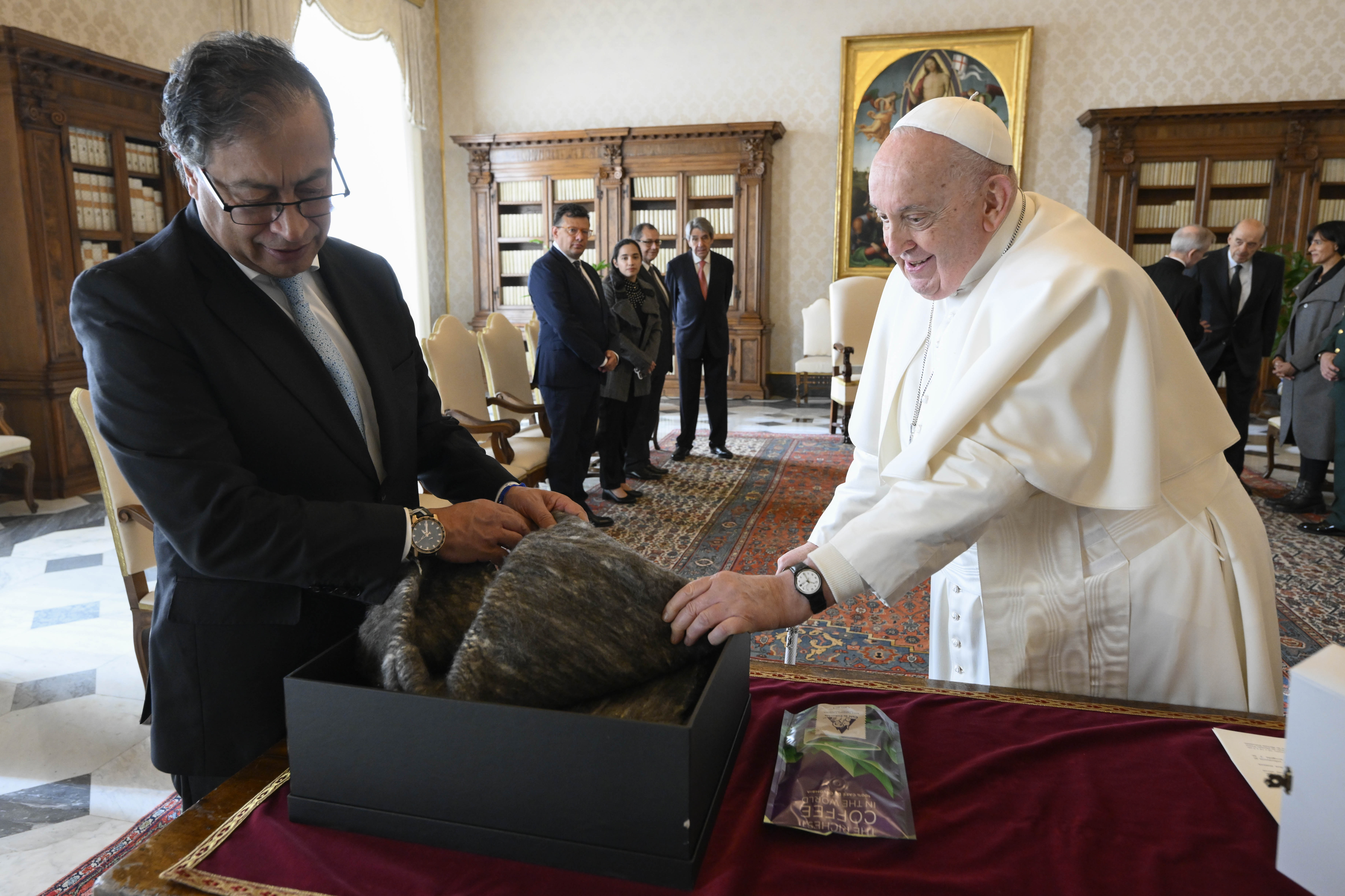 CIUDAD DEL VATICANO, 19/01/2024.- El papa Francisco recibe como regalo café de Colombia y una ruana, una prenda de ropa tradicional de Colombia, de manos del presidente colombiano, Gustavo Petro, durante el encuentro mantenido este viernes en el Vaticano. EFE/ Simone Risoluti/Oficina de Prensa de la Santa Sede SOLO USO EDITORIAL/SOLO DISPONIBLE PARA ILUSTRAR LA NOTICIA QUE ACOMPAÑA (CRÉDITO OBLIGATORIO)