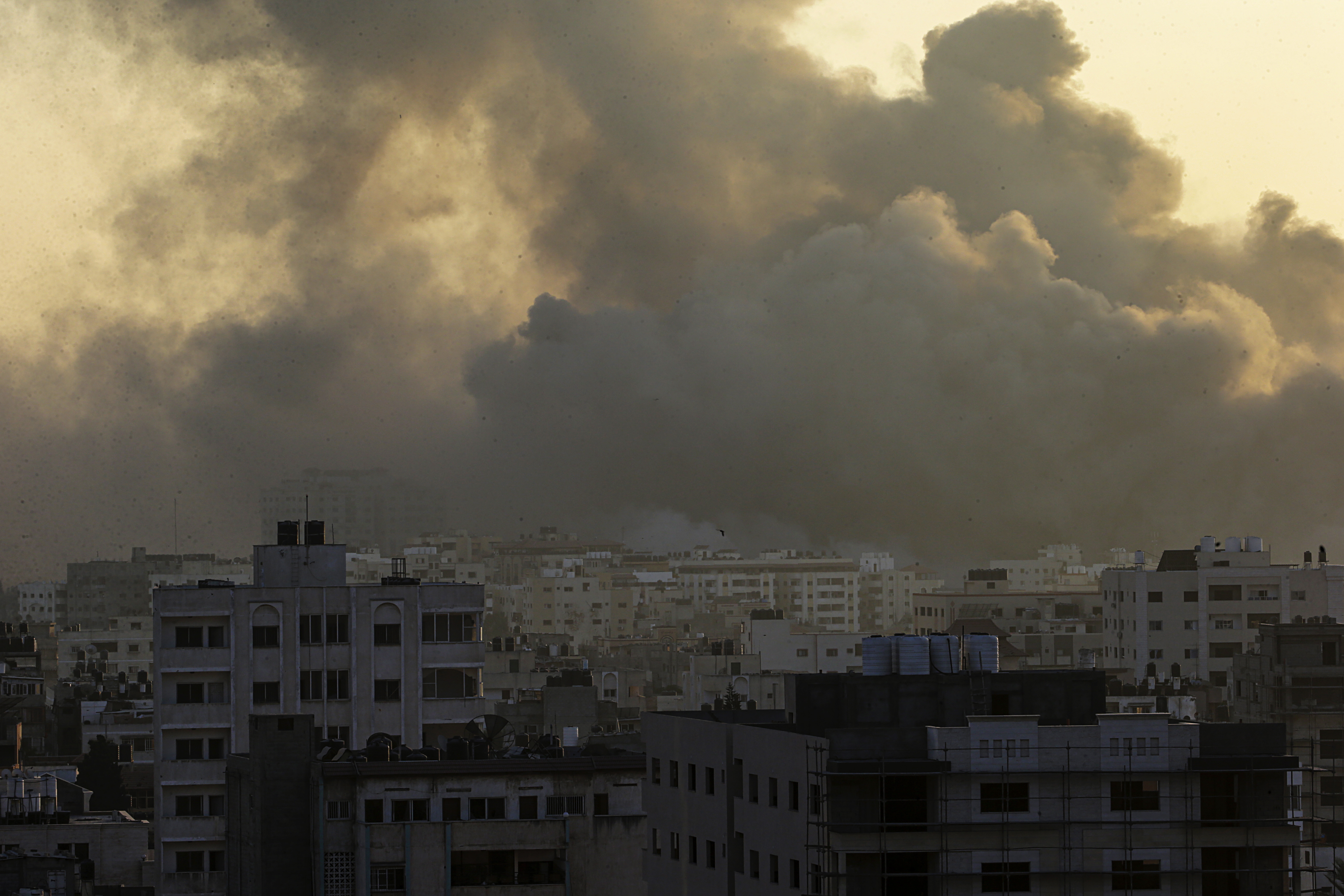 Gaza (-), 02/11/2023.- Smoke rises following Israeli strikes on the Tal Al Hawa neighborhood in Gaza City, 02 November 2023. More than 9,000 Palestinians and at least 1,400 Israelis have been killed, according to the Israeli Defense Forces (IDF) and the Palestinian health authority, since Hamas militants launched an attack against Israel from the Gaza Strip on 07 October, and the Israeli operations in Gaza and the West Bank which followed it. EFE/EPA/MOHAMMED SABER