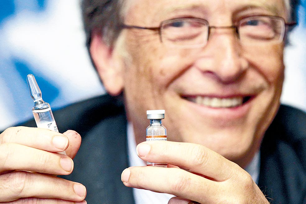 Bill Gates, con la vacuna contra la meningitis durante una conferencia de prensa en 2011. / Reuters