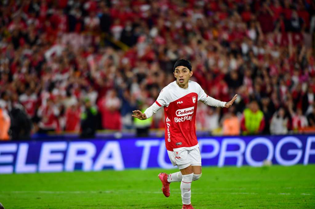 Jugador de Independiente Santa Fe durante el compromiso ante Atlético Nacional en el Estadio El Campin de Bogotá
