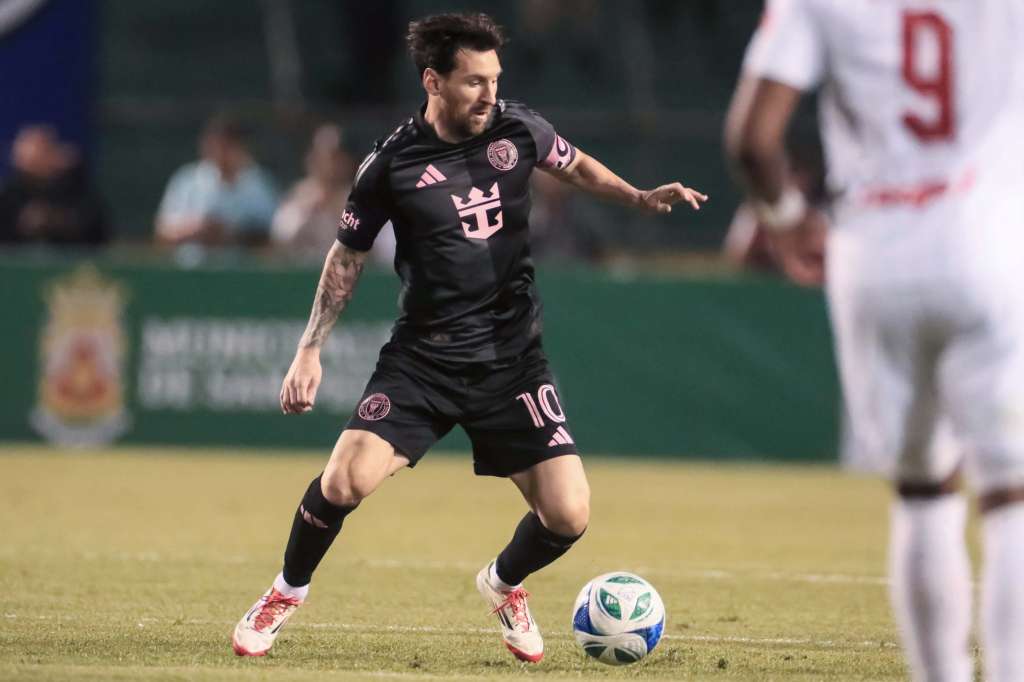 AMDEP2184. SAN PEDRO SULA (HONDURAS), 08/02/2025.- Lionel Messi de Inter controla un balón este sábado, durante un partido amistoso entre Olimpia y Inter Miami en el Estadio Olímpico Metropolitano en San Pedro Sula (Honduras). EFE/ Gustavo Amador