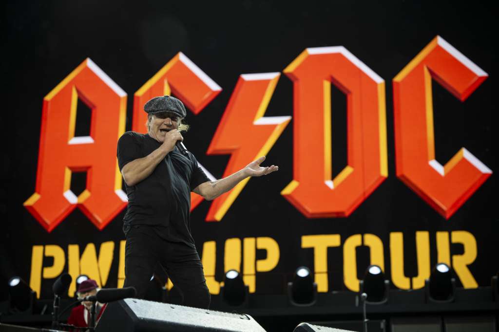 Zurich (Switzerland Schweiz Suisse), 29/06/2024.- British singer Brian Johnson of Australian hard rock band AC/DC performs on stage during the concert at Letzigrund stadium in Zurich, Switzerland, 29 June 2024. (Suiza) EFE/EPA/ENNIO LEANZA