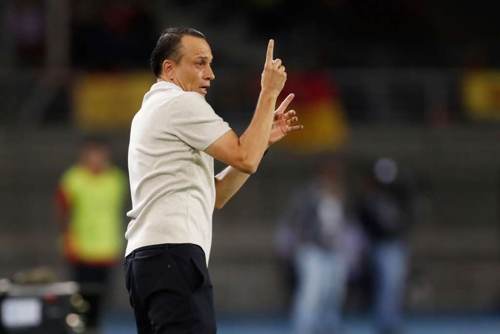 AMDEP7681. PEREIRA (COLOMBIA), 02/08/2023.- El entrenador de Pereira Alejandro Restrepo dirige hoy, en un partido de los octavos de final de la Copa Libertadores entre Deportivo Pereira e Independiente del Valle (IDV) en el estadio Hernán Ramírez Villegas en Pereira (Colombia). EFE/ Ernesto Guzmán Jr.