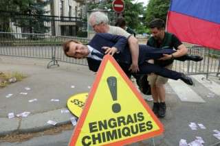 Francia acusa a dos activistas de Greenpeace por robo de estatua de cera de Macron