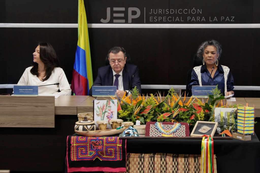 AME7016. BOGOTÁ (COLOMBIA), 09/12/2025.- De izquierda a derecha, la vicepresidenta de la Sala de Reconocimiento de Verdad y de Responsabilidad de la Jurisdicción Especial para la Paz (JEP), la magistrada Catalina Díaz, el presidente de la JEP, Alejandro Ramelli, y la magistrada de la Sala de Reconocimiento de Verdad y de Responsabilidad de la JEP, Nadiezhda Henríquez, durante una rueda de prensa este martes, en Bogotá (Colombia). La JEP imputó crímenes de guerra y de lesa humanidad a ocho exintegrantes de las extintas FARC, 21 miembros de la fuerza pública y cinco civiles por su presunta participación en ejecuciones presentadas falsamente como bajas en combate, conocidas en Colombia como "falsos positivos" y perpetradas entre 1997 y 2007. EFE/ Carlos Ortega