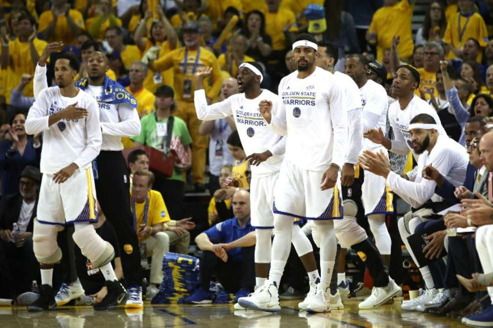 Los jugadores de los Warriors festejan el segundo triunfo en la serie final de la NBA. / AFP
