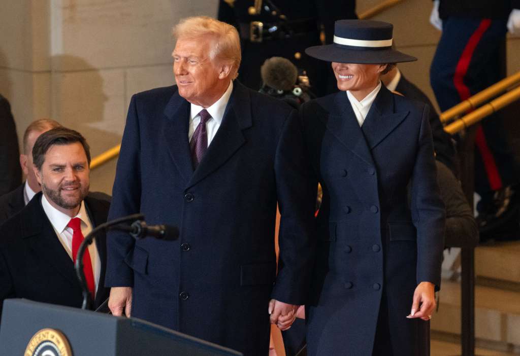 Washington (United States), 20/01/2025.- US President-elect President Donald J Trump (C) and former first lady Melania Trump (R) arrive in Emancipation Hall following his inaugural address in Washington, DC., USA, 20 January 2025. US President-elect Donald Trump will be sworn in for a second term as president of the United States on 20 January. The presidential inauguration will be held indoors due to extreme cold temperatures in DC. (Estados Unidos) EFE/EPA/RON SACHS / POOL