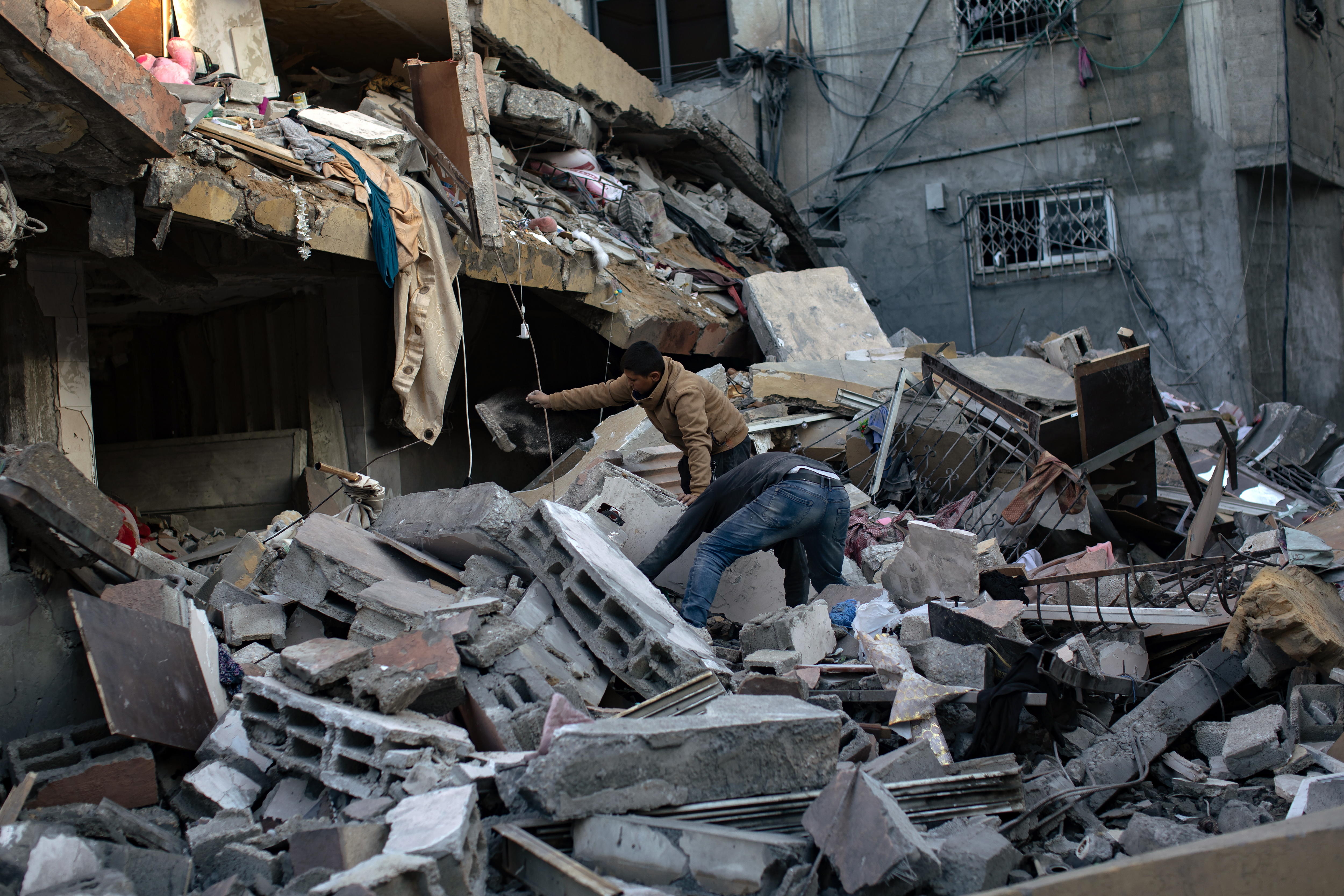 Gaza, 01/07/2024.- Palestinos buscan personas desaparecidas bajo los escombros tras un ataque aéreo israelí en Khan Yunis, al sur de la Franja de Gaza, este domingo. EFE/HAITHAM IMAD