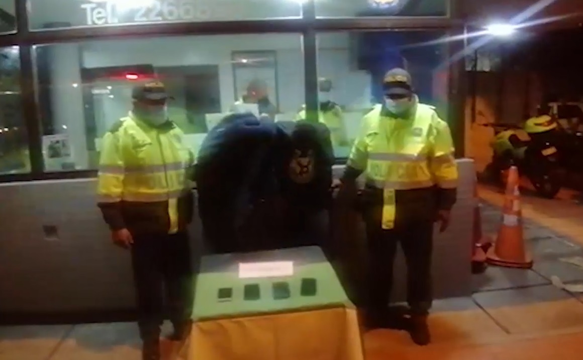 Entre los capturados están dos hombres y una mujer de 19 años.