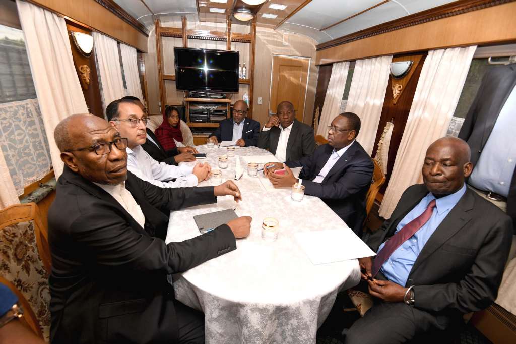 Undisclosed (Poland), 15/06/2023.- A handout photo made available by South Africa's Government Communication and Information System (GCIS) of African Heads of State and Government, including South Africa's President Cyril Ramaphosa (3-R) and Zambia's President Hakainde Hichilema, holding a consultation while en route from Poland to Kyiv by train, 15 June 2023 (issued 16 June 2023), as part of their African Peace Mission aimed at mediating the end of the conflict between Ukraine and Russia. (Polonia, Rusia, Sudáfrica, Ucrania) EFE/EPA/GCIS SOUTH AFRICA HANDOUT -- MANDATORY CREDIT: South African Government Communication and Information System (GCIS) -- HANDOUT EDITORIAL USE ONLY/NO SALES