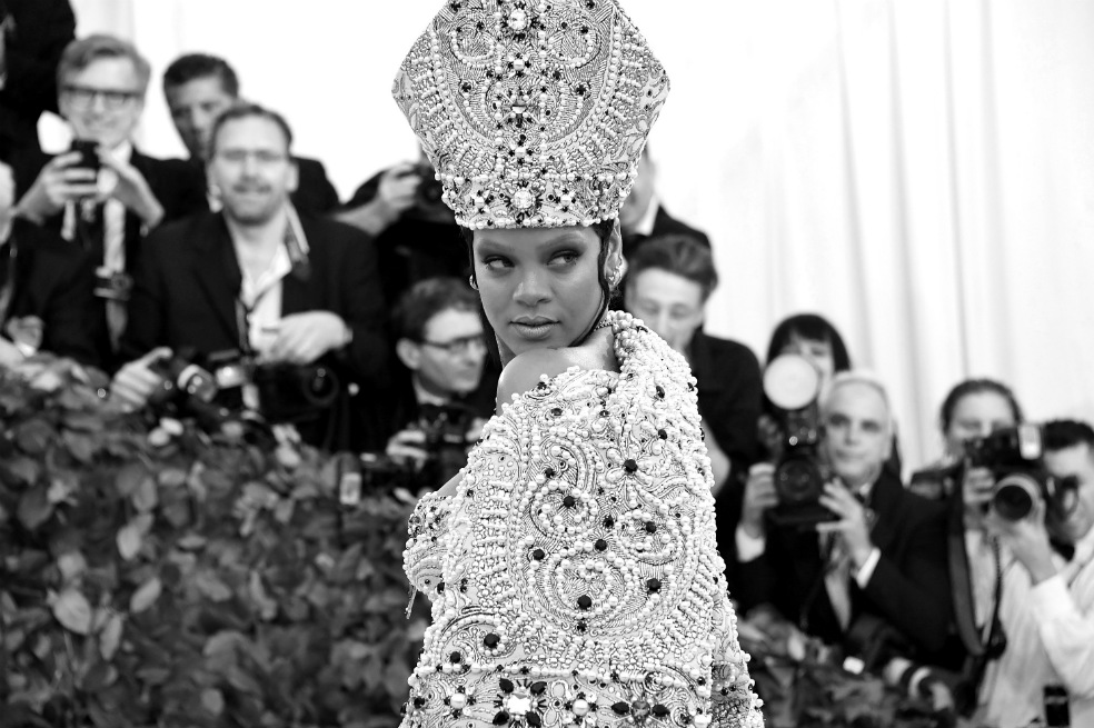 Rihanna en la alfombra roja del MET. / AFP
