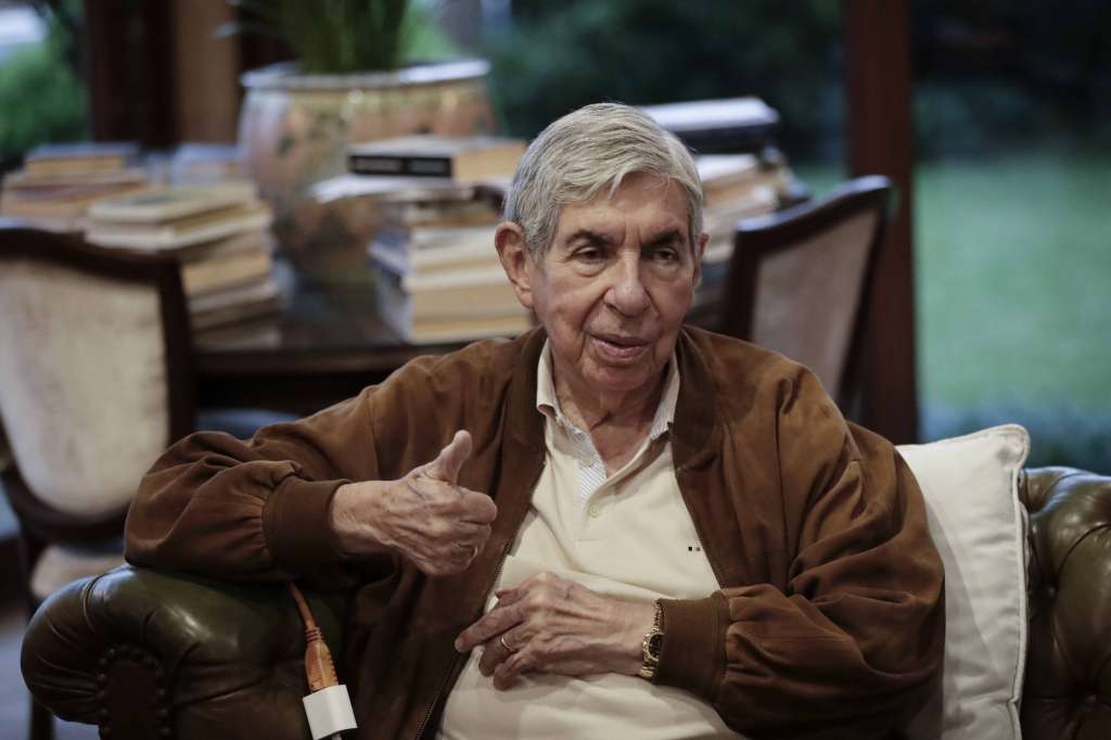 AME9234. SAN JOSÉ (COSTA RICA), 09/08/2024.- El expresidente de Costa Rica y Premio Nobel de la Paz, Óscar Arias, habla en una entrevista con EFE este jueves, en San José (Costa Rica). Arias afirmó que el mandatario venezolano, Nicolás Maduro, dirige una "dictadura" y un "narcoestado", y que ve difícil que entregue el poder tras las elecciones del pasado 28 de julio, pues su destino sería la cárcel. EFE/ Jeffrey Arguedas