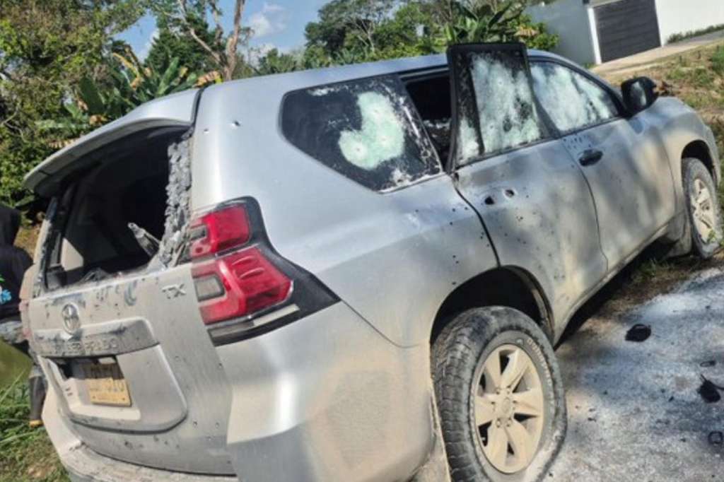 AME2399. ARAUCA (COLOMBIA), 05/02/2026.- Fotografía de rastreo de redes que muestra una camioneta del senador colombiano Jairo Castellanos, afectada luego de un atentado este jueves, en Arauca (Colombia). Dos escoltas del senador Castellanos, del partido de centro-izquierda Alianza Social Independiente (ASI), murieron cuando la camioneta en la que se desplazaban, en la que no iba el congresista, fue atacada a tiros en una carretera del convulso departamento de Arauca, fronterizo con Venezuela. EFE/ Rastreo De Redes SOLO USO EDITORIAL/ NO VENTAS/ SOLO DISPONIBLE PARA ILUSTRAR LA NOTICIA QUE ACOMPAÑA (CRÉDITO OBLIGATORIO)