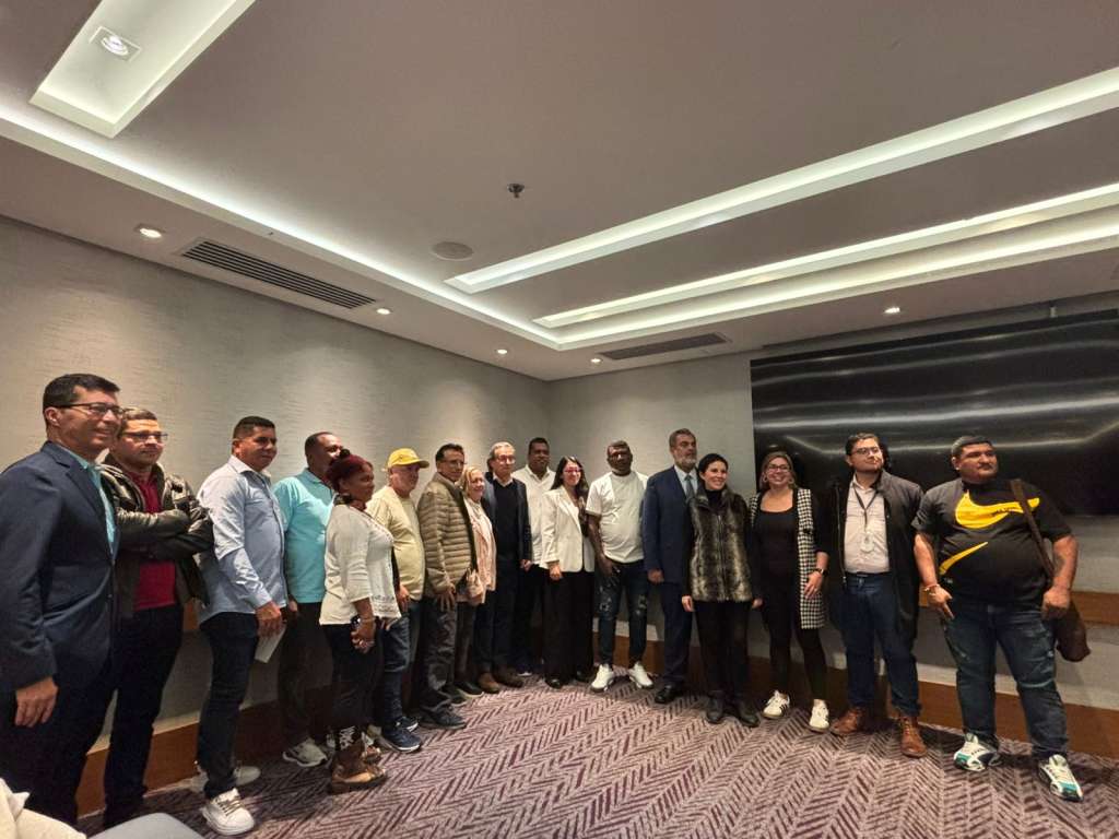 Esta imagen fue tomada minutos antes de que Rojas fuera capturado por el CTI. En la fotografía se ve a la mayoría de los miembros de las dos delegaciones.